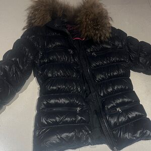 Elegant Black Puffer Ski Jacket with faux Fur Trim